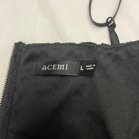 Large Black Lacey Bra. Zippered Back Closure. Adjustable Straps. - Picture 5 of 8